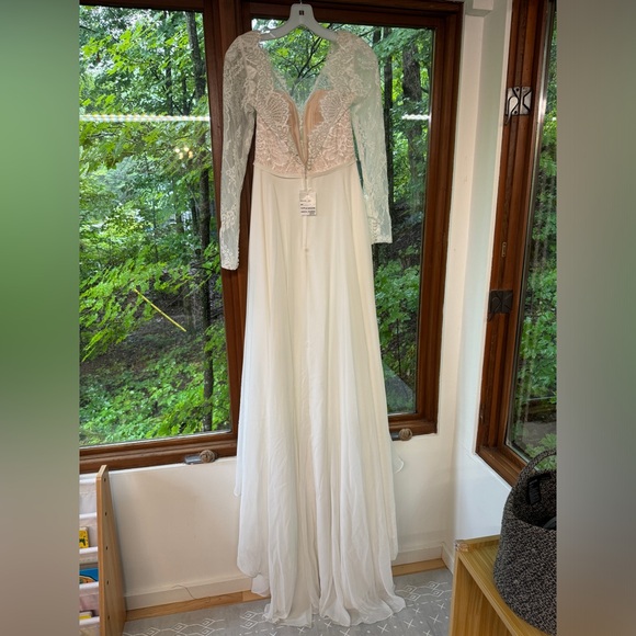 Long sleeve plunge lace chiffon wedding dres | David's Bridal Studio | 8 fits 6 - Picture 2 of 10